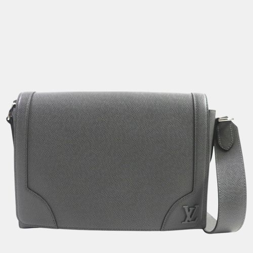 Louis Vuitton Grey Leather Taiga Flap Messenger Bag - Louis Vuitton - Modalova