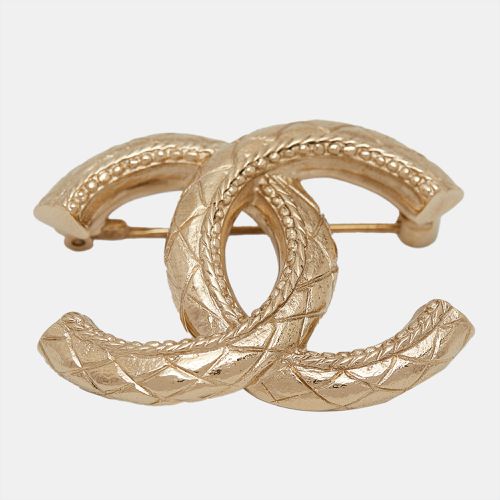 Chanel CC Gold Tone Metal Brooch - Chanel - Modalova