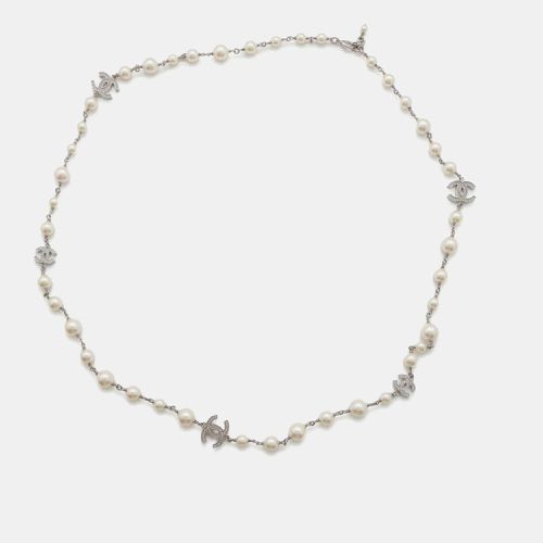 Chanel Silver Metal Rhinestone Faux Pearl CC Logo Long Pearl Necklace - Chanel - Modalova