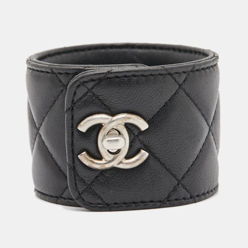 CC Turnlock Quilted Leather Cuff Bracelet - Chanel - Modalova