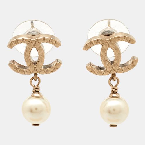 Chanel CC Faux Pearl Textured Gold Tone Drop Earrings - Chanel - Modalova