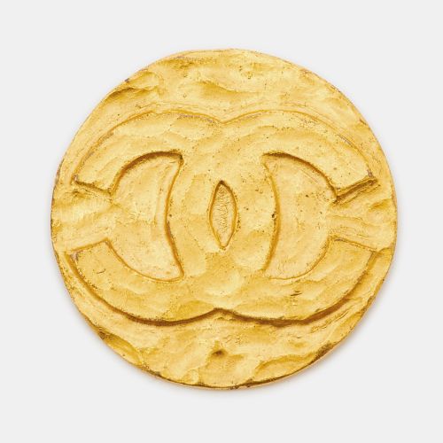 Chanel CC Hammered Gold Tone Round Pin Brooch - Chanel - Modalova