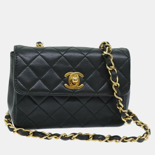 Chanel Black Quilted Lambskin Turnlock Flap Bag - Chanel - Modalova