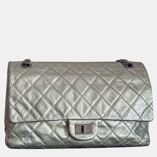 Metallic Silver Quilted Leather 2.55 Flap Bag - Chanel - Modalova