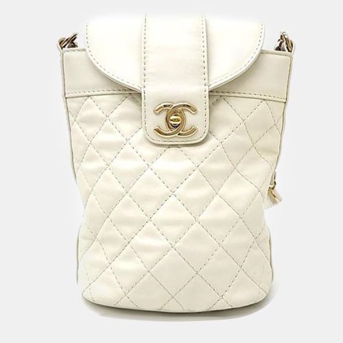 Leather Quilted CC Bucket Bag - Chanel - Modalova