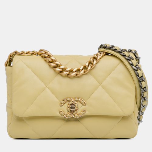 Chanel Medium Lambskin 19 Flap Bag - Chanel - Modalova