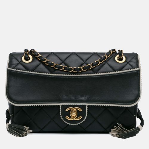 Quilted Lambskin Leather Tassel and Border Embellished Flap Bag - Chanel - Modalova