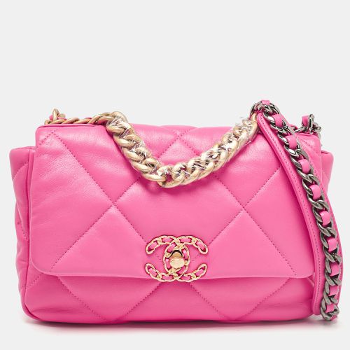 Quilted Leather Small 19 Flap Bag - Chanel - Modalova