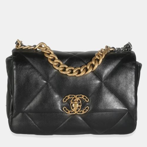 Quilted Lambskin Medium 19 Flap Bag - Chanel - Modalova