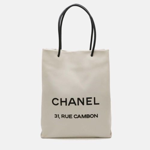 White Leather Essential Tote Bag - Chanel - Modalova