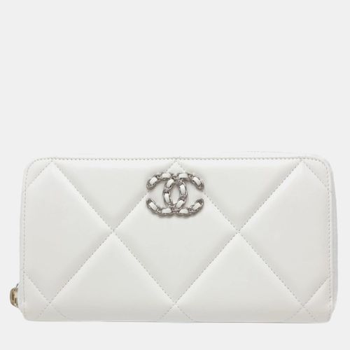 Chanel White Leather Matelasse CC Mark 19 Round Zipper - Chanel - Modalova