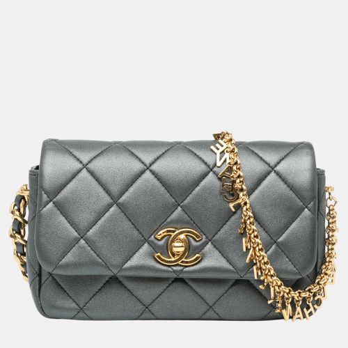 Chanel Quilted Metallic Lambskin Logo Charm Chain Flap Bag - Chanel - Modalova