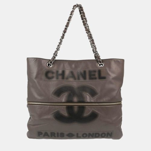 Chanel Greige Calf Leather Paris London Expandable Tote Bag - Chanel - Modalova