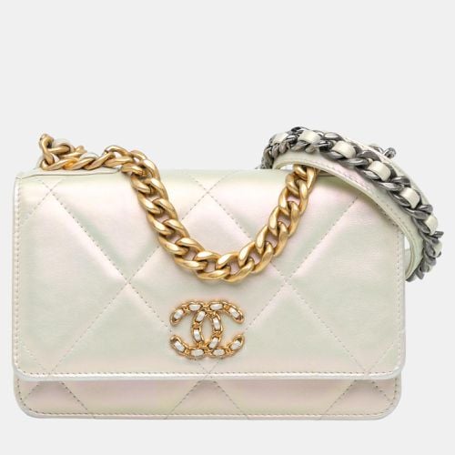 Chanel Silver Quilted Iridescent Lambskin 19 Wallet on Chain - Chanel - Modalova