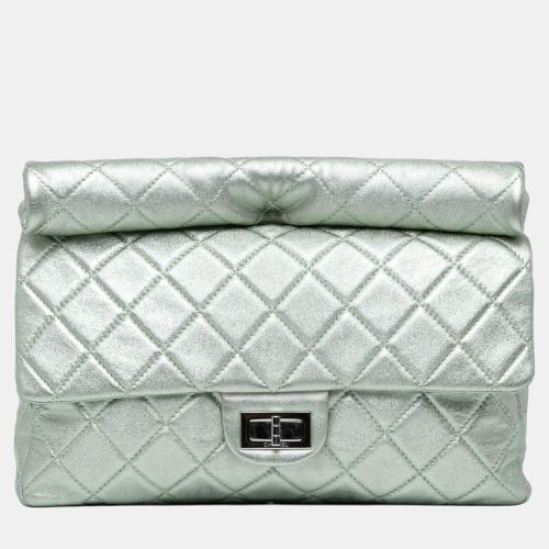 Chanel Silver Reissue 2.55 Metallic Calfskin Roll Clutch - Chanel - Modalova