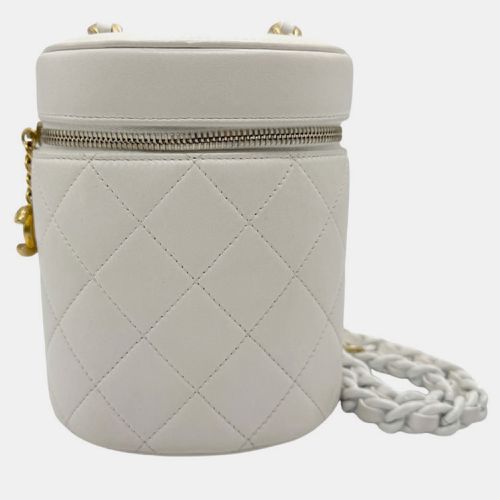 Chanel Leather White Gold Matelasse Shoulder Bag - Chanel - Modalova