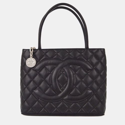 Chanel Black Calfskin Medallion Tote Handbag - Chanel - Modalova