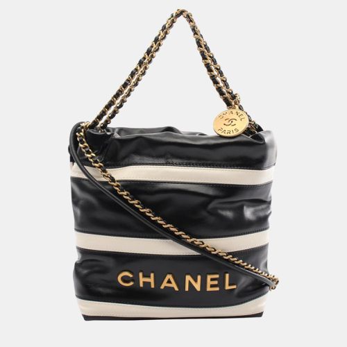 Chanel Black White Lambskin (Sheepskin) 22 Shoulder Bag - Chanel - Modalova