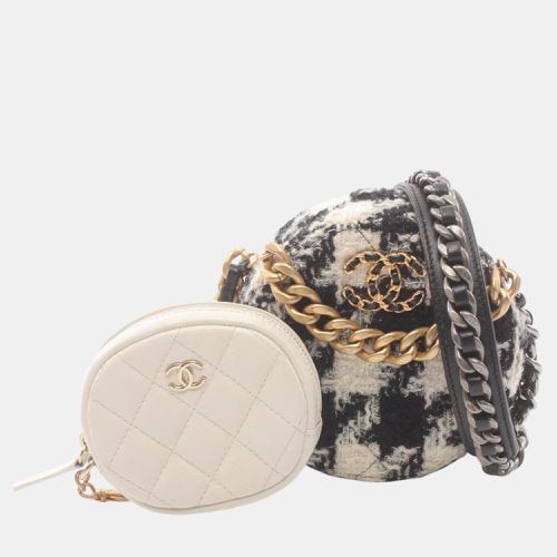 Chanel White Black Fabric Leather 19 Shoulder Bag - Chanel - Modalova