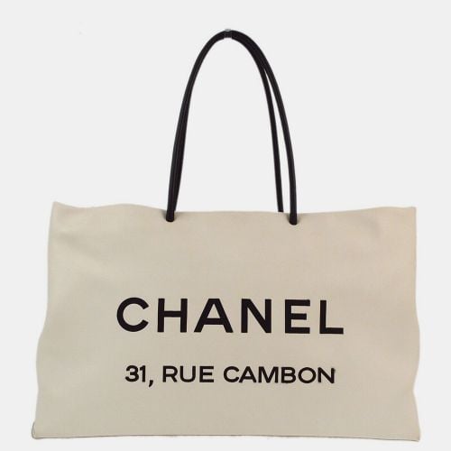 Calfskin Essential Tote Bag - Chanel - Modalova