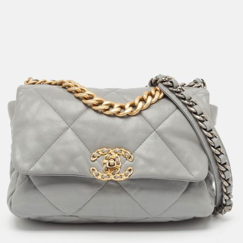 Quilted Leather Small 19 Flap Bag - Chanel - Modalova