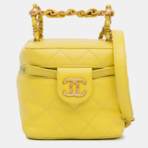 Chanel Yellow CC Quilted Lambskin Vanity Case - Chanel - Modalova