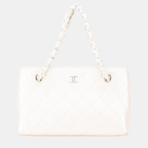 Chanel White CC Quilted Irisdescent Lambskin Chain Handbag - Chanel - Modalova