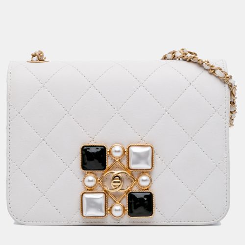 Ivory Small CC Quilted Calfskin Crystal Pearl Full Flap - Chanel - Modalova