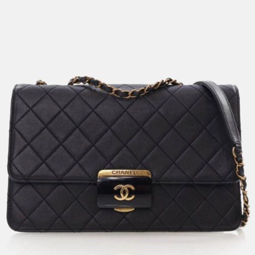 Beauty Lock Large Sheepskin Flap Bag - Chanel - Modalova