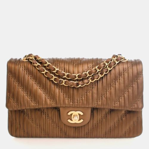 Medium Calfskin Pleated Chevron Classic Flap - Chanel - Modalova