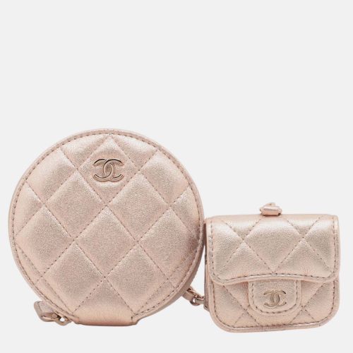 Chanel Pink CC Quilted Metallic Lambskin Coin Pouch and AirPods Pro Case - Chanel - Modalova