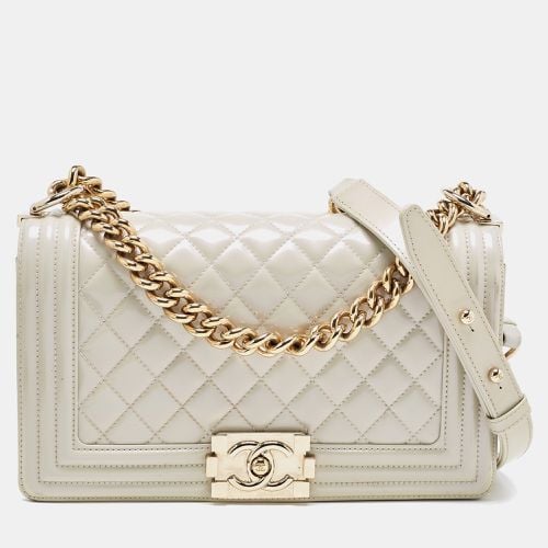 Chanel Pearl White Quilted Patent Leather Medium Boy Flap Bag - Chanel - Modalova