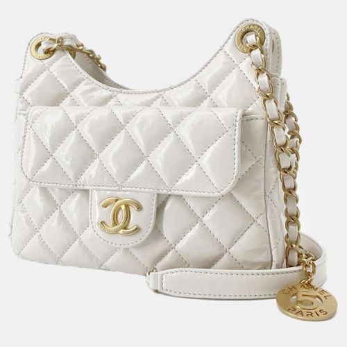 CHANEL White Patent Leather Small Shiny Calfskin Wavy CC Hobo - Chanel - Modalova