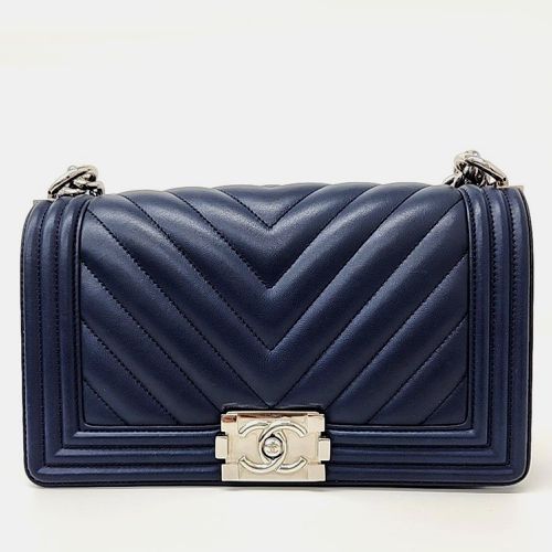 Chanel Navy Blue Chevron Leather Medium Boy Bag - Chanel - Modalova