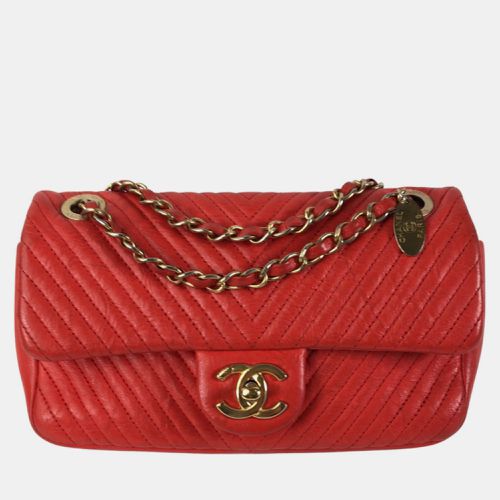 Chanel Red Medium Wrinkled Calfskin Quilted Chevron Medallion Charm Surpique Flap - Chanel - Modalova