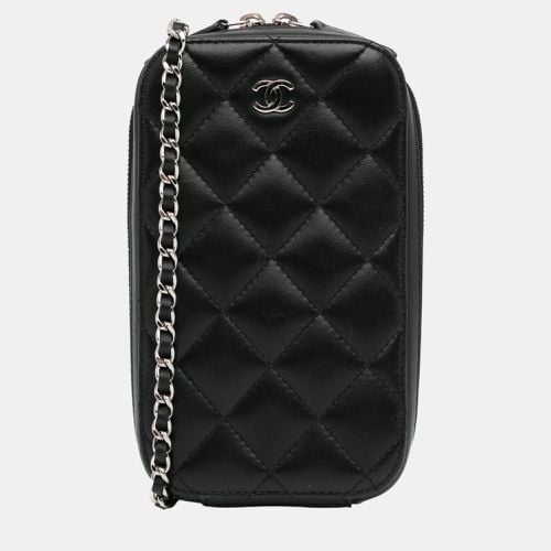 Chanel Black CC Quilted Lambskin Zip Phone Case - Chanel - Modalova