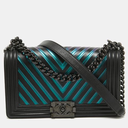 Chanel Black/Holographic Chevron Leather Medium Boy Flap Bag - Chanel - Modalova