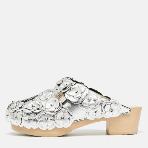 Chanel Metallic Silver Leather CC Turnlock Camellia Wood Platform Clogs Size 36.5 - Chanel - Modalova