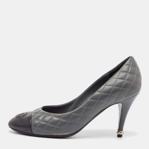 Chanel Grey/Black Quilted Leather CC Cap Toe Pumps Size 38 - Chanel - Modalova