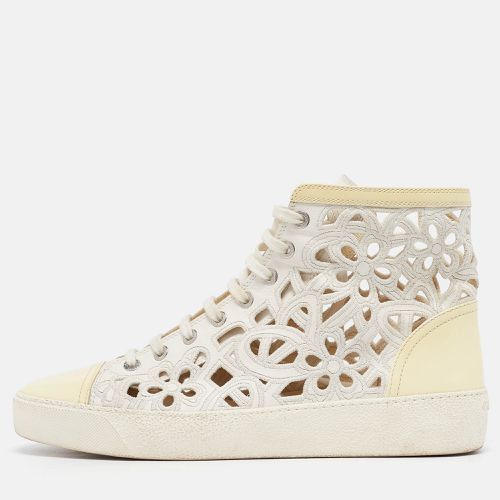 Chanel White/Cream Floral Laser Cut Leather and Patent CC High Top Sneakers Size 40 - Chanel - Modalova