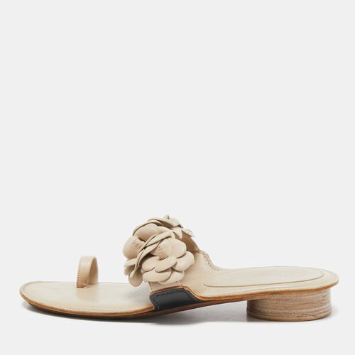 Chanel Cream Leather Camellia Toe Ring Flat Sandals Size 39 - Chanel - Modalova