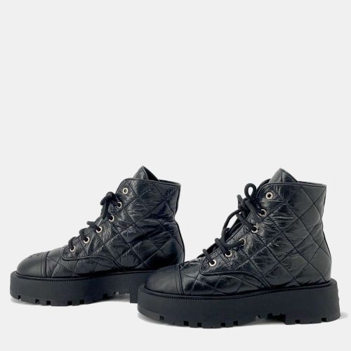 Chanel Black Matelasse Lambskin Combat Boots 38C - Chanel - Modalova