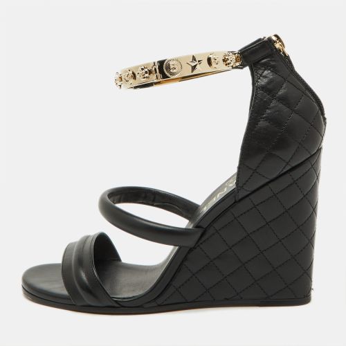 Chanel Black Leather Charm Embellished Ankle Cuff Wedge Sandals Size 39 - Chanel - Modalova