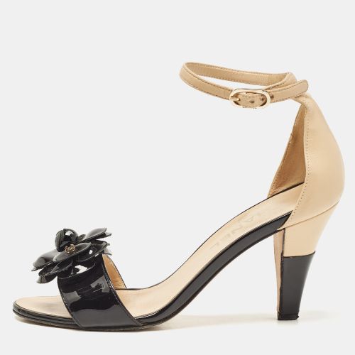 Chanel Black/Beige Patent Leather Camellia Ankle Strap Sandals Size 37 - Chanel - Modalova