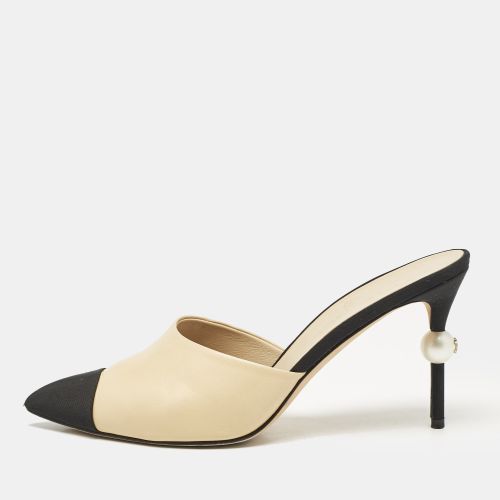 Chanel Beige/Black Leather and Fabric Cap Toe CC Faux Pearl Heel Mules Size 40.5 - Chanel - Modalova