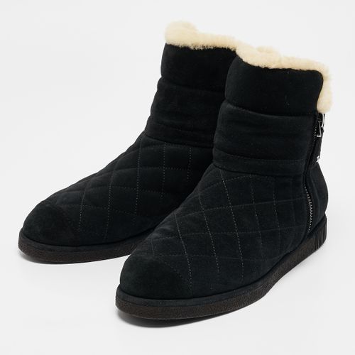 Suede and Shearling Ankle Boots Size 38 - Chanel - Modalova