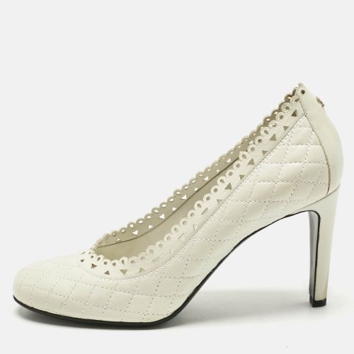 Chanel White Quilted Laser Cut Leather Round Toe Pumps Size 40 - Chanel - Modalova