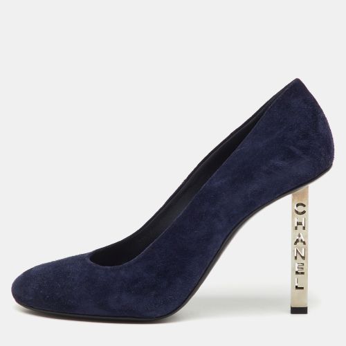 Chanel Navy Blue Suede Round Toe Logo Metal Heel Pumps Size 39 - Chanel - Modalova