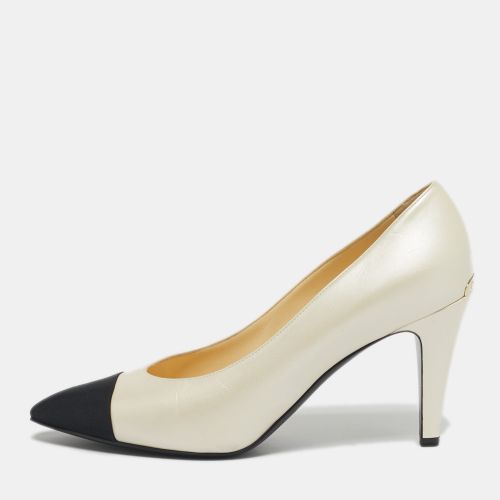 Chanel CC Size 41 Beige/Black Canvas and Leather Cap Toe Pumps - Chanel - Modalova