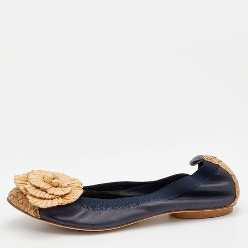 Chanel Navy Blue/Beige Leather and Straw Camellia Ballet Flats Size 38 - Chanel - Modalova